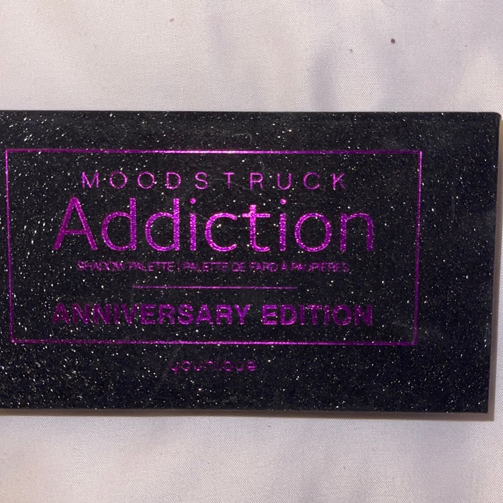 Younique Addiction Anniversary Eye Shadow Palette